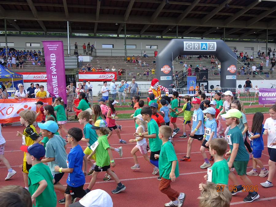 Kinder laufen beim Grazer Laufcup 2026 auf der Laufbahn im ASKÖ Stadion Eggenberg