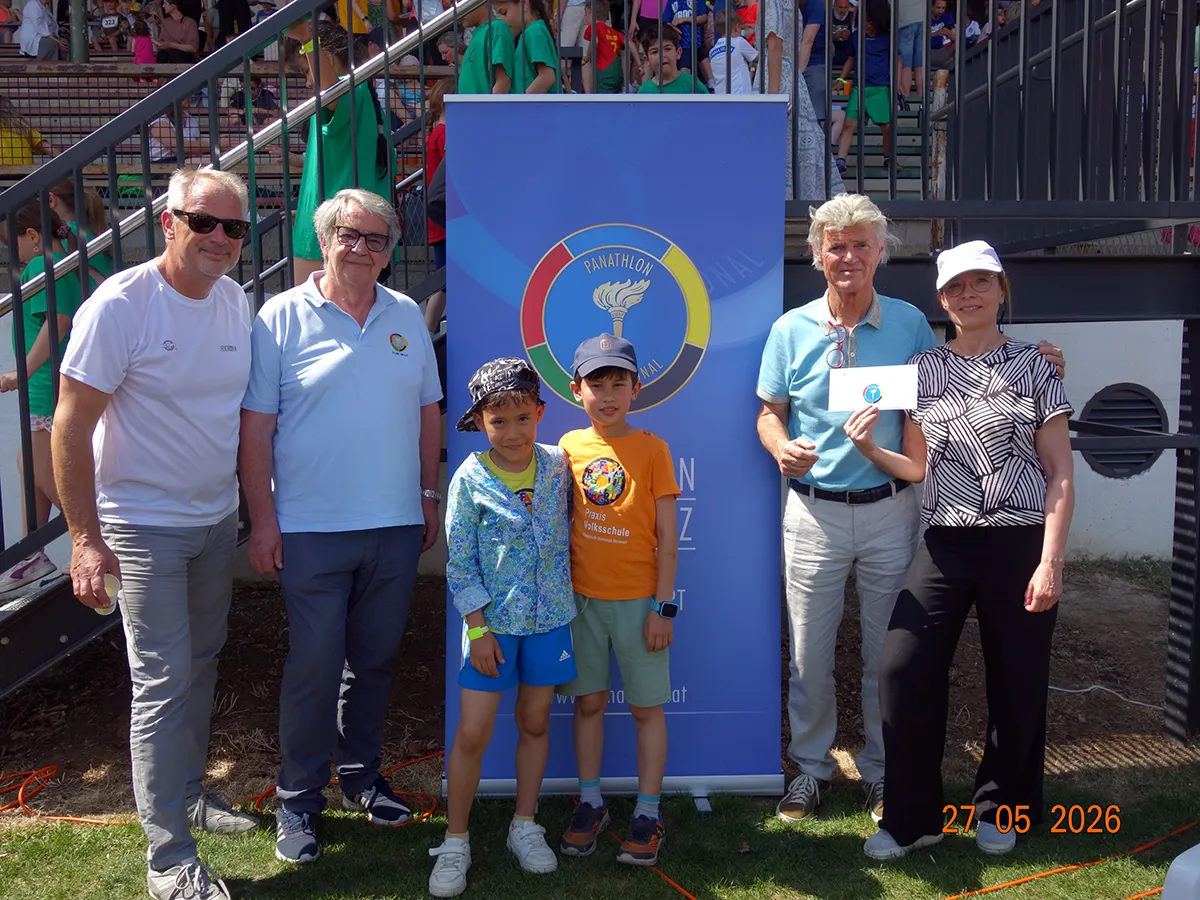Hugo Schuster steht mit Kindern und Vertreterinnen der VS Algersdorf bei der Preisübergabe des Panathlon International Club Graz