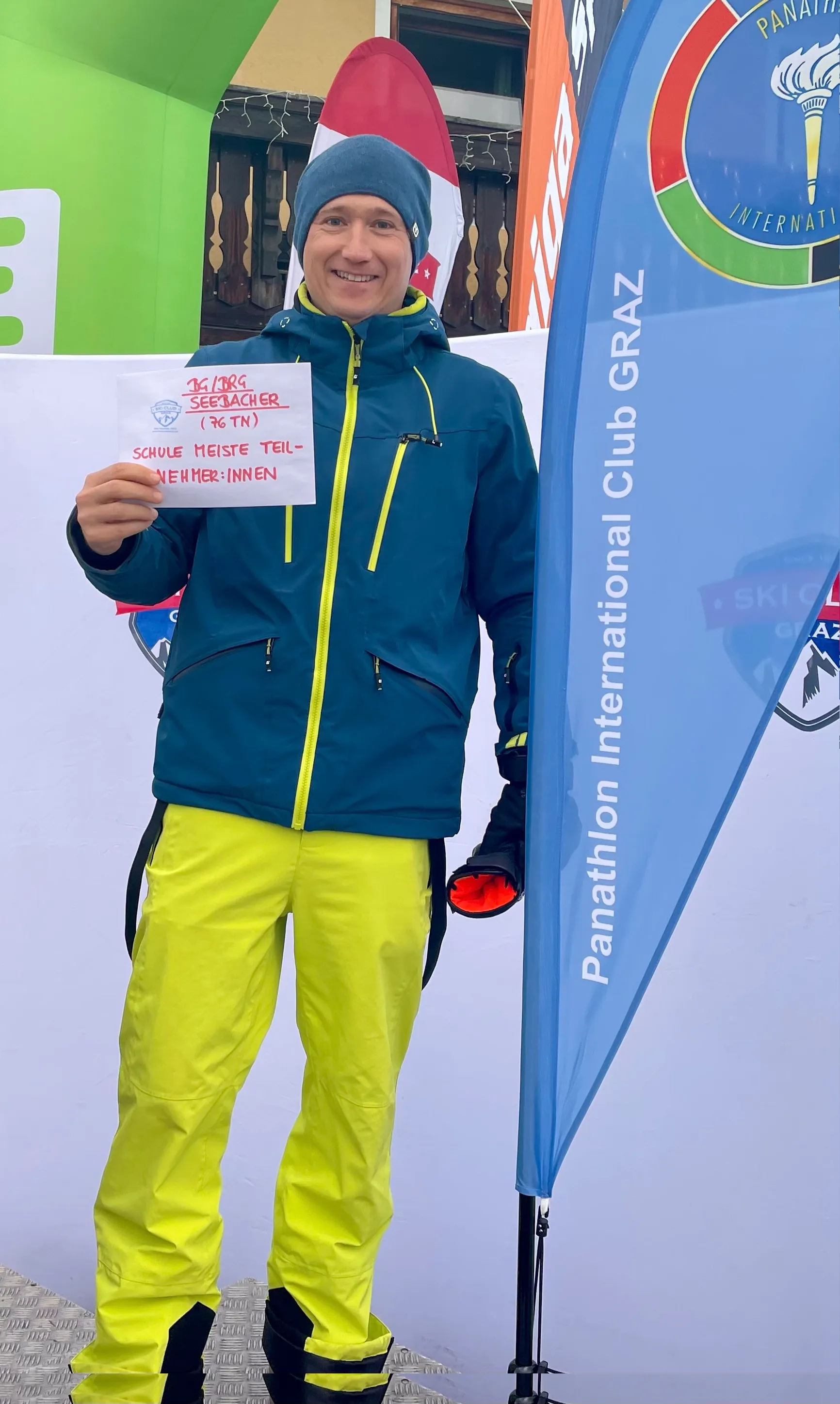 Lukas Pirkopf vom BG/BRG Seebacher übernimmt den Preis für die meisten Teilnehmenden
