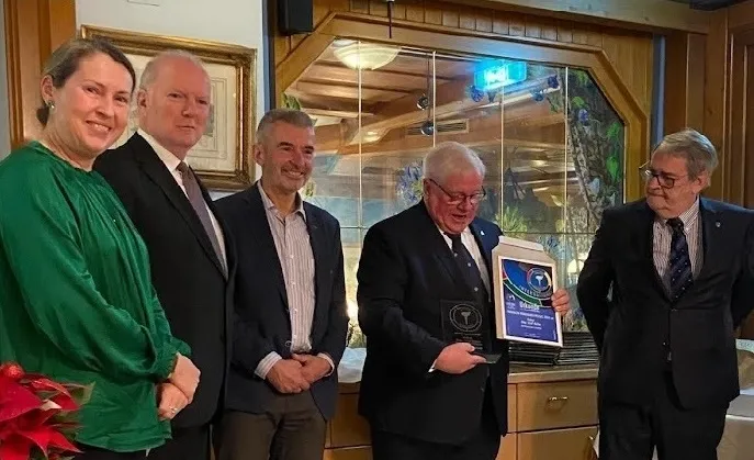 Die Vorstandsmitglieder des Panathlon Clubs Graz übergeben Sepp Müller den Würdigungspreis